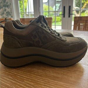 Olive Tory Burch Platform Sneaker. Size 6